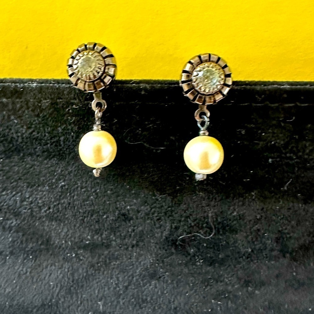 Vintage Dabby Reid pierced earrings. Clear stone post with simulated Pearl drop